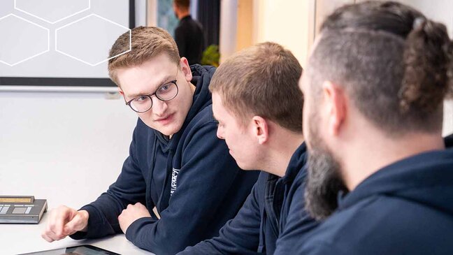 Drei Personen unterhalten sich