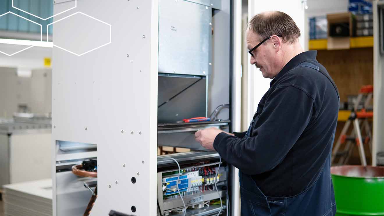 Person arbeitet an einem Schrank